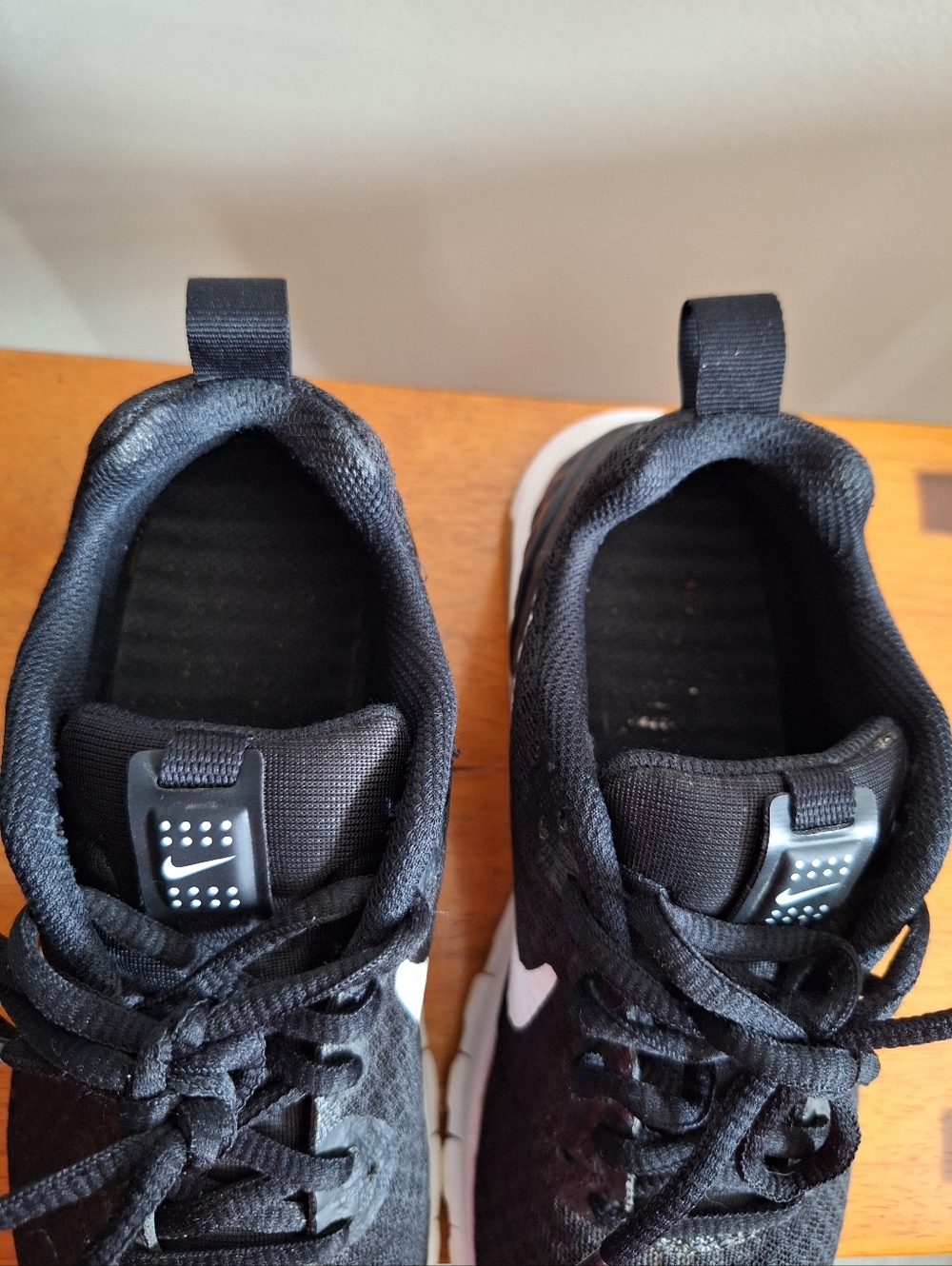Nike Women's Air Max Motion Sz 6 Black White - Picture 6 of 13